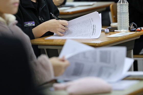 2026학년도 대학수학능력시험이 치러진 13일 오전 대전 동대전고등학교를 찾은 수험생들이 1교시 국어영역시험을 준비하고 있다. 김성태 객원기자