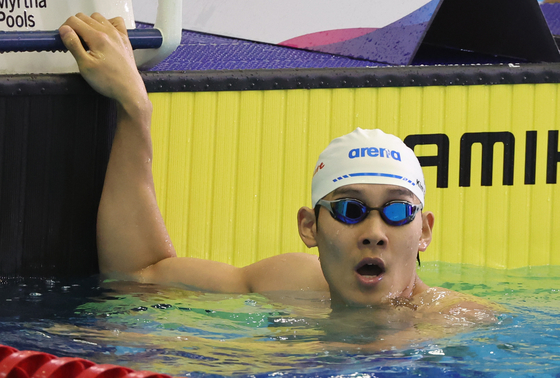 지난달 23일 부산 사직종합운동장 실내수영장에서 열린 제106회 전국체육대회 수영 남자 일반부 혼계영 400m 결승에서 자유형주자로 나선 김영범(강원도청)이 기록을 확인하고 있다.연합뉴스