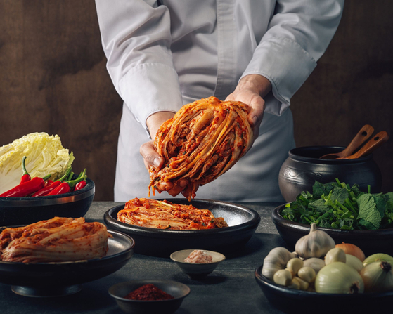 안다즈 서울 강남이 정읍 배추와 신안 천일염으로 김치를 담그며 제철 재료와 발효의 가치를 전하는 김장 클래스와 코스 요리 프로그램을 선보인다. 사진 안다즈 서울 강남