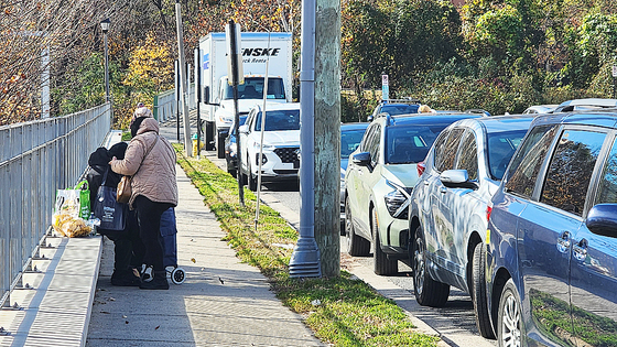 11일(현지시간) 오전 미국 워싱턴 인근 알링턴에 위치한 '알링턴 푸드 어시스턴스 센터(AFAC)'에 긴급 구호품을 받기 위한 사람들의 발길이 이어졌다. 어린 딸의 손을 잡고 비상 구호품을 받은 마리아(가명)는 ″우유를 살 돈도 떨어졌다″며 흐느꼈다. 알링턴=강태화 특파원