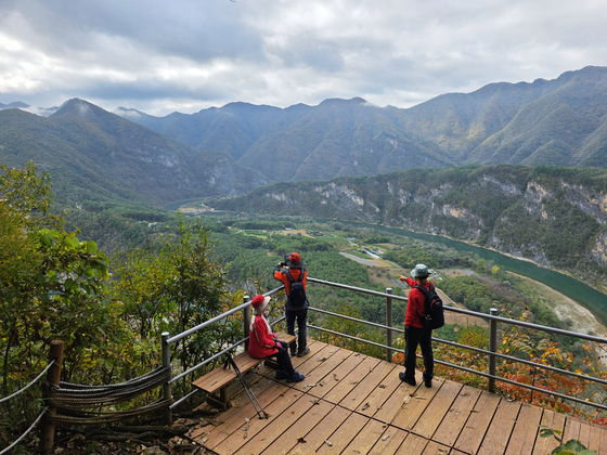 칠족령 전망대. 제장마을에서 연포마을까지 동강의 수려한 모습을 한눈에 볼 수 있다.