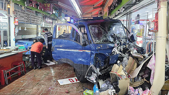 시장으로 돌진한 트럭. 사진 부천소방서