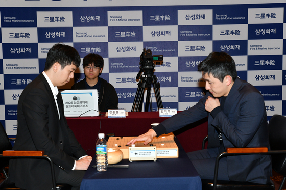 1989년생 동갑내기 친구 김지석 9단(오른쪽)과 강동윤 9단의 8강전 장면. 엎치락뒤치락 접전 끝에 김지석이 역전승을 거두고 4강에 진출했다. 사진 한국기원