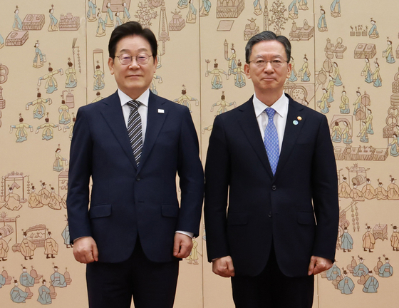 이재명 대통령과 정성호 법무부 장관이 지난 7월 23일 대통령실 청사에서 열린 임명장 및 위촉장 수여식에서 기념촬영을 하고 있다. 뉴시스