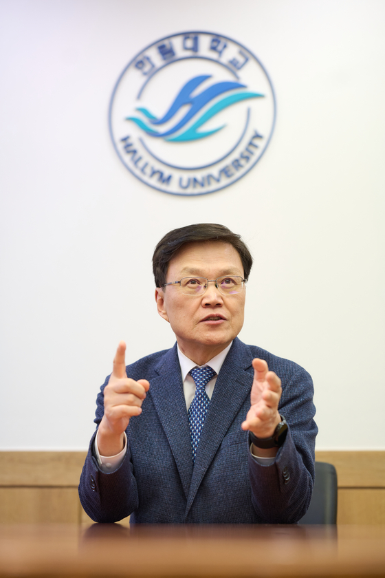 최양희 한림대총장이 “‘AI 교육혁신’이 핵심 전략인 한림대의 미래 비전에 대해 설명하고 있다. [사진 한림대]