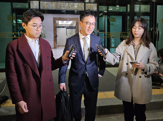 '대장동 항소 포기' 논란 끝에 사표를 낸 노만석 검찰총장 직무대행의 후임자로 임명된 구자현 서울고등검찰청 검사장이 14일 서울 서초구 서울고등검찰청사를 나서며 취재진 질문에 답하고 있다. 연합뉴스