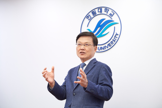 최양희 한림대총장이 “‘AI 교육혁신’이 핵심 전략인 한림대의 미래 비전에 대해 설명하고 있다. [사진 한림대]