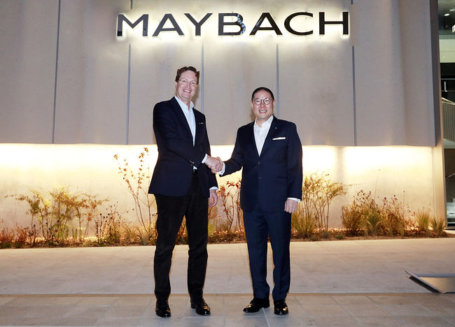 올라 칼레니우스 메르세데스-벤츠 그룹 AG CEO와 조현상 HS효성 부회장이 마이바흐 브랜드센터 서울에서 기념사진을 촬영하고 있다.