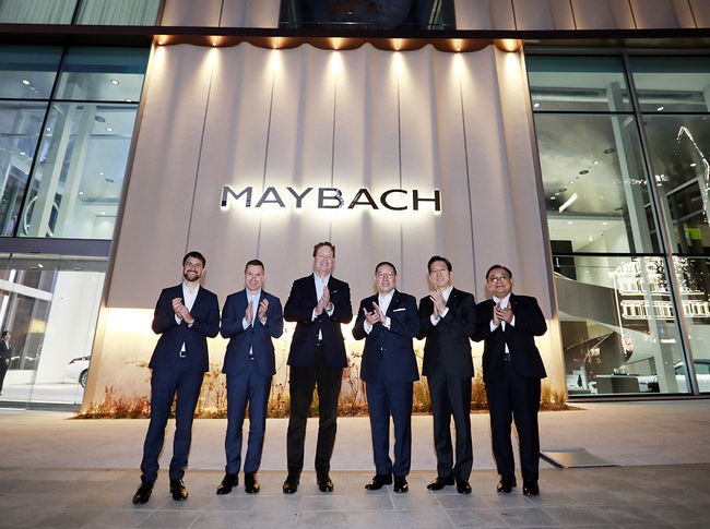 옌스 쿠나스 메르세데스-벤츠 그룹 AG 승용부문 세일즈 총괄, 마티아스 바이틀 메르세데스-벤츠 코리아 대표이사, 올라 칼레니우스 메르세데스-벤츠 그룹 AG CEO, 조현상 HS효성 부회장, 안성훈 HS효성 대표이사, 노재봉 HS효성더클래스 대표이사가 마이바흐 브랜드센터 서울에서 기념사진을 촬영하고 있다.