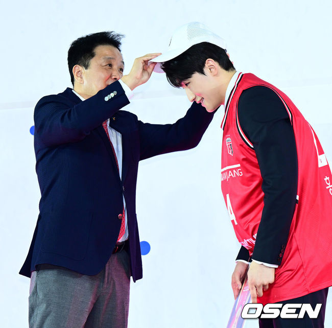 [OSEN=지형준 기자] 14일 오후 서울 잠실학생체육관에서 2025 KBL 신인선수 드래프트가 열렸다.지난 7일 열린 순위 추첨 행사에서 정관장은 7%의 확률을 뚫고전체 1순위 지명권을 손에 넣었다.이후 DB와 KCC가 차례로 2순위, 3순위 지명권을 획득했다. 그리고 소노가 로터리 픽 마지막을 차지했다. 삼성은 5순위, 이후로는 한국가스공사, 현대모비스, KT가 6~8순위 지명권을 얻었다.우승 팀 창원 LG와 준우승 팀 서울 SK는 자동으로 10위와 9위에 자동 배정됐다.고려대 문유현이 1라운드 1순위로 정관장에 지명되며 유도훈 감독에게 모자를 건네받고 있다. 2025.11.14 /jpnews@osen.co.kr