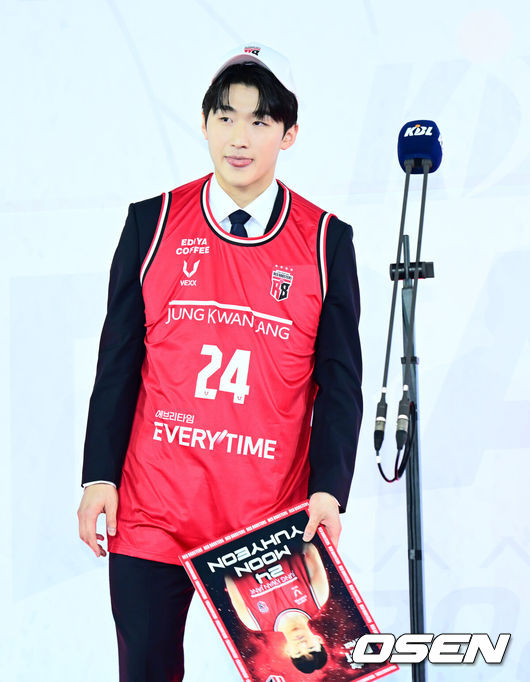 [OSEN=지형준 기자] 14일 오후 서울 잠실학생체육관에서 2025 KBL 신인선수 드래프트가 열렸다.지난 7일 열린 순위 추첨 행사에서 정관장은 7%의 확률을 뚫고전체 1순위 지명권을 손에 넣었다.이후 DB와 KCC가 차례로 2순위, 3순위 지명권을 획득했다. 그리고 소노가 로터리 픽 마지막을 차지했다. 삼성은 5순위, 이후로는 한국가스공사, 현대모비스, KT가 6~8순위 지명권을 얻었다.우승 팀 창원 LG와 준우승 팀 서울 SK는 자동으로 10위와 9위에 자동 배정됐다.고려대 문유현이 1라운드 1순위로 정관장에 지명되며 인사를 하고 있다. 2025.11.14 /jpnews@osen.co.kr