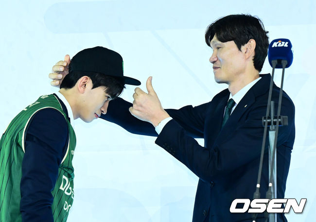 [OSEN=지형준 기자] 14일 오후 서울 잠실학생체육관에서 2025 KBL 신인선수 드래프트가 열렸다.지난 7일 열린 순위 추첨 행사에서 정관장은 7%의 확률을 뚫고전체 1순위 지명권을 손에 넣었다.이후 DB와 KCC가 차례로 2순위, 3순위 지명권을 획득했다. 그리고 소노가 로터리 픽 마지막을 차지했다. 삼성은 5순위, 이후로는 한국가스공사, 현대모비스, KT가 6~8순위 지명권을 얻었다.우승 팀 창원 LG와 준우승 팀 서울 SK는 자동으로 10위와 9위에 자동 배정됐다.연세대 이유진이 1라운드 2순위로 DB에 지명되며 김주성 감독에게 모자를 건네받고 있다. 2025.11.14 /jpnews@osen.co.kr