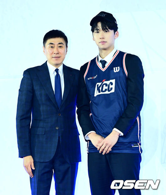 [OSEN=지형준 기자] 14일 오후 서울 잠실학생체육관에서 2025 KBL 신인선수 드래프트가 열렸다.지난 7일 열린 순위 추첨 행사에서 정관장은 7%의 확률을 뚫고전체 1순위 지명권을 손에 넣었다.이후 DB와 KCC가 차례로 2순위, 3순위 지명권을 획득했다. 그리고 소노가 로터리 픽 마지막을 차지했다. 삼성은 5순위, 이후로는 한국가스공사, 현대모비스, KT가 6~8순위 지명권을 얻었다.우승 팀 창원 LG와 준우승 팀 서울 SK는 자동으로 10위와 9위에 자동 배정됐다.고려대 윤기찬이 1라운드 3순위로 KCC에 지명되며 이상민 감독과 기념 촬영을 하고 있다. 2025.11.14 /jpnews@osen.co.kr