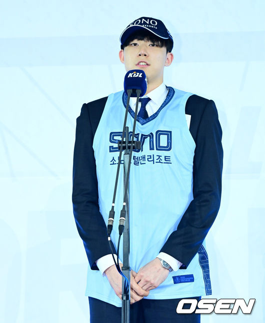 [OSEN=지형준 기자] 14일 오후 서울 잠실학생체육관에서 2025 KBL 신인선수 드래프트가 열렸다.지난 7일 열린 순위 추첨 행사에서 정관장은 7%의 확률을 뚫고전체 1순위 지명권을 손에 넣었다.이후 DB와 KCC가 차례로 2순위, 3순위 지명권을 획득했다. 그리고 소노가 로터리 픽 마지막을 차지했다. 삼성은 5순위, 이후로는 한국가스공사, 현대모비스, KT가 6~8순위 지명권을 얻었다.우승 팀 창원 LG와 준우승 팀 서울 SK는 자동으로 10위와 9위에 자동 배정됐다.연세대 강지훈이 1라운드 4순위로 고양 소노에 지명되며 인사를 하고 있다. 2025.11.14 /jpnews@osen.co.kr