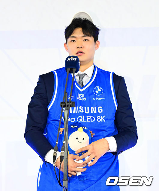 [OSEN=지형준 기자] 14일 오후 서울 잠실학생체육관에서 2025 KBL 신인선수 드래프트가 열렸다.지난 7일 열린 순위 추첨 행사에서 정관장은 7%의 확률을 뚫고전체 1순위 지명권을 손에 넣었다.이후 DB와 KCC가 차례로 2순위, 3순위 지명권을 획득했다. 그리고 소노가 로터리 픽 마지막을 차지했다. 삼성은 5순위, 이후로는 한국가스공사, 현대모비스, KT가 6~8순위 지명권을 얻었다.우승 팀 창원 LG와 준우승 팀 서울 SK는 자동으로 10위와 9위에 자동 배정됐다.연세대 이규태가 1라운드 5순위로 삼성에 지명되며 인사를 하고 있다. 2025.11.14 /jpnews@osen.co.kr