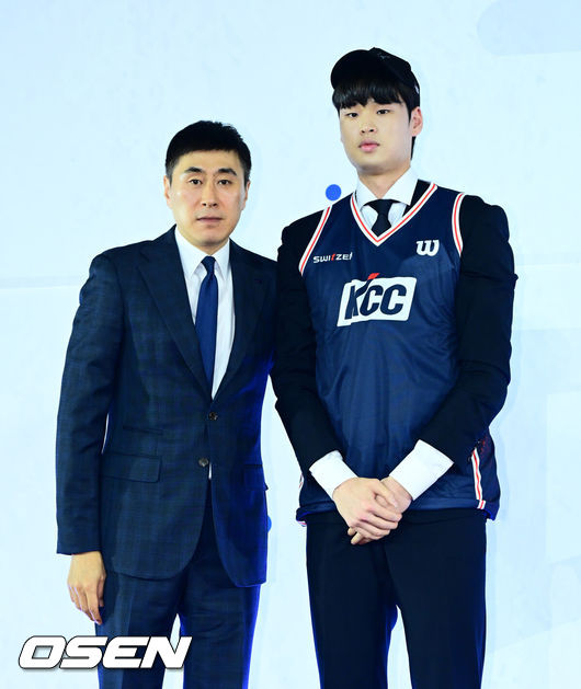 [OSEN=지형준 기자] 14일 오후 서울 잠실학생체육관에서 2025 KBL 신인선수 드래프트가 열렸다.지난 7일 열린 순위 추첨 행사에서 정관장은 7%의 확률을 뚫고전체 1순위 지명권을 손에 넣었다.이후 DB와 KCC가 차례로 2순위, 3순위 지명권을 획득했다. 그리고 소노가 로터리 픽 마지막을 차지했다. 삼성은 5순위, 이후로는 한국가스공사, 현대모비스, KT가 6~8순위 지명권을 얻었다.우승 팀 창원 LG와 준우승 팀 서울 SK는 자동으로 10위와 9위에 자동 배정됐다.연세대 강태현이 2라운드 8순위로 KCC에 지명되며 이상민 감독과 기념촬영을 하고 있다. 2025.11.14 /jpnews@osen.co.kr