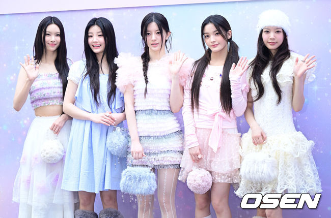 [OSEN=최규한 기자] 29일 오전 서울 신사동의 한 매장에서 패션브랜드 협업 컬렉션 출시 포토콜 행사가 열렸다.이날 행사에는 걸그룹 아일릿(윤아, 민주, 모카, 원희, 이로하)과 키키 지유, 이솔, 하음 등이 참석했다.그룹 아일릿이 포토타임을 하고 있다. 2025.09.29 / dreamer@osen.co.kr