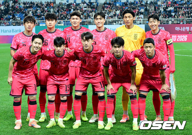 [OSEN=대전, 최규한 기자] 14일 오후 대전월드컵경기장에서 대한민국과 볼리비아의 축구 국가대표팀 평가전이 열렸다.홍명보호는 내년 6월 열리는 2026 국제축구협회(FIFA) 북중미월드컵을 앞두고 월드컵 남미 예선에서 7위를 거두며 플레이오프에 진출한볼리비아를 상대로 본선에서의 경쟁력을 시험할 기회를 갖는다.한국 베스트11이 기념 촬영을 하고 있다. 2025.11.14 / dreamer@osen.co.kr