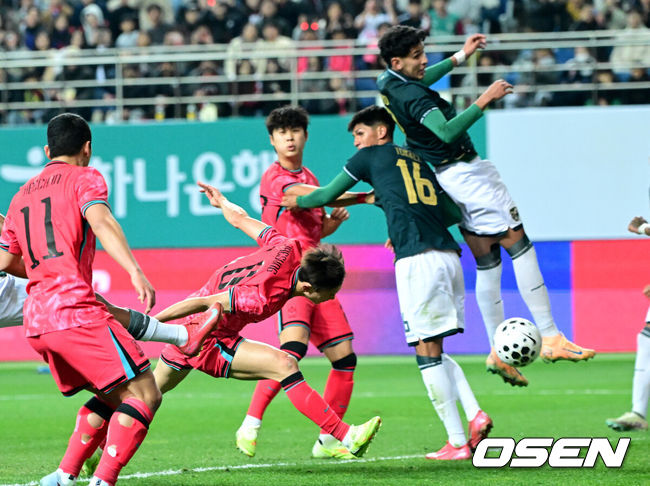 [OSEN=대전, 최규한 기자] 14일 오후 대전월드컵경기장에서 대한민국과 볼리비아의 축구 국가대표팀 평가전이 열렸다.홍명보호는 내년 6월 열리는 2026 국제축구협회(FIFA) 북중미월드컵을 앞두고 월드컵 남미 예선에서 7위를 거두며 플레이오프에 진출한볼리비아를 상대로 본선에서의 경쟁력을 시험할 기회를 갖는다.전반 한국 이재성이 헤더 슈팅을 시도하고 있다. 2025.11.14 / dreamer@osen.co.kr