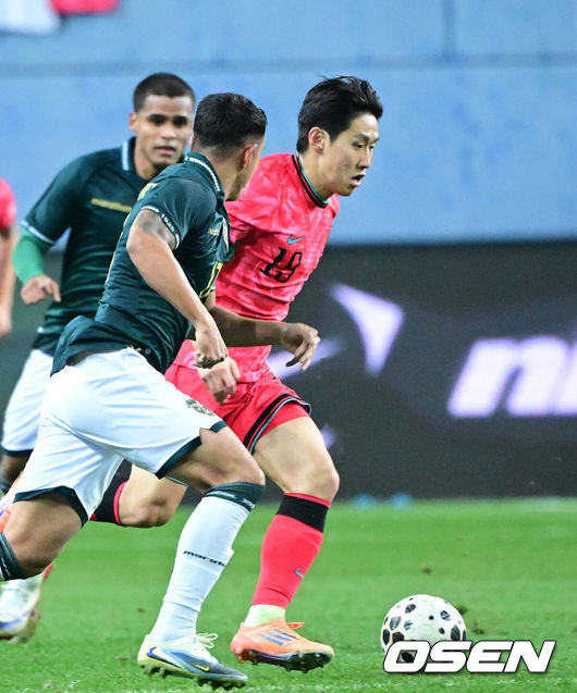 [OSEN=대전, 최규한 기자] 14일 오후 대전월드컵경기장에서 대한민국과 볼리비아의 축구 국가대표팀 평가전이 열렸다.홍명보호는 내년 6월 열리는 2026 국제축구협회(FIFA) 북중미월드컵을 앞두고 월드컵 남미 예선에서 7위를 거두며 플레이오프에 진출한볼리비아를 상대로 본선에서의 경쟁력을 시험할 기회를 갖는다.전반 한국 이강인이 돌파를 펼치고 있다. 2025.11.14 / dreamer@osen.co.kr