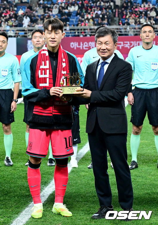 [OSEN=대전, 최규한 기자] 14일 오후 대전월드컵경기장에서 대한민국과 볼리비아의 축구 국가대표팀 평가전이 열렸다.홍명보호는 내년 6월 열리는 2026 국제축구협회(FIFA) 북중미월드컵을 앞두고 월드컵 남미 예선에서 7위를 거두며 플레이오프에 진출한볼리비아를 상대로 본선에서의 경쟁력을 시험할 기회를 갖는다.경기를 앞두고 센츄리 클럽에 가입한 한국 이재성이 정몽규 대한축구협회장과 기념촬영을 하고 있다. 2025.11.14 / dreamer@osen.co.kr