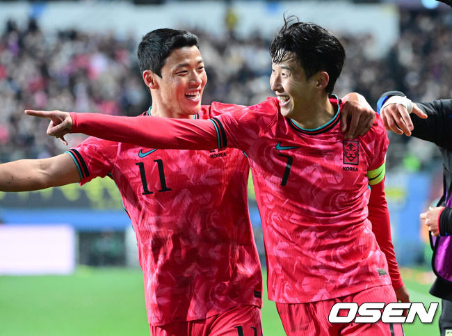 [OSEN=대전, 최규한 기자] 14일 오후 대전월드컵경기장에서 대한민국과 볼리비아의 축구 국가대표팀 평가전이 열렸다.홍명보호는 내년 6월 열리는 2026 국제축구협회(FIFA) 북중미월드컵을 앞두고 월드컵 남미 예선에서 7위를 거두며 플레이오프에 진출한볼리비아를 상대로 본선에서의 경쟁력을 시험할 기회를 갖는다.후반 한국 손흥민이 프리킥으로 선제골을 작렬시킨 뒤 기뻐하고 있다. 2025.11.14 / dreamer@osen.co.kr