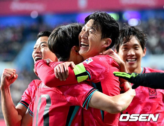 [OSEN=대전, 최규한 기자] 14일 오후 대전월드컵경기장에서 대한민국과 볼리비아의 축구 국가대표팀 평가전이 열렸다.홍명보호는 내년 6월 열리는 2026 국제축구협회(FIFA) 북중미월드컵을 앞두고 월드컵 남미 예선에서 7위를 거두며 플레이오프에 진출한볼리비아를 상대로 본선에서의 경쟁력을 시험할 기회를 갖는다.후반 한국 손흥민이 프리킥으로 선제골을 작렬시킨 뒤 동료들과 기뻐하고 있다. 2025.11.14 / dreamer@osen.co.kr