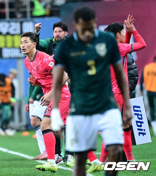 [OSEN=대전, 최규한 기자] 14일 오후 대전월드컵경기장에서 대한민국과 볼리비아의 축구 국가대표팀 평가전이 열렸다.홍명보호는 내년 6월 열리는 2026 국제축구협회(FIFA) 북중미월드컵을 앞두고 월드컵 남미 예선에서 7위를 거두며 플레이오프에 진출한볼리비아를 상대로 본선에서의 경쟁력을 시험할 기회를 갖는다.후반 한국 조규성이 교체 투입 되고 있다. 2025.11.14 / dreamer@osen.co.kr