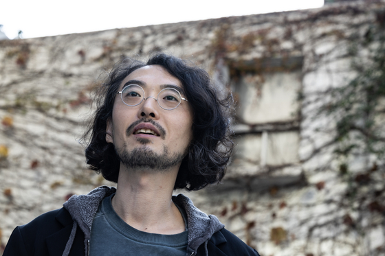 시인은 이번 시집을 내기 위해 열흘 정도 번역 일을 줄였다. "그래도 시인인데, 번역만 하면 좀 그래서요. 에라 모르겠다, 하고 일을 잠시 줄였다가 이 책을 냈습니다." 권혁재 사진전문기자