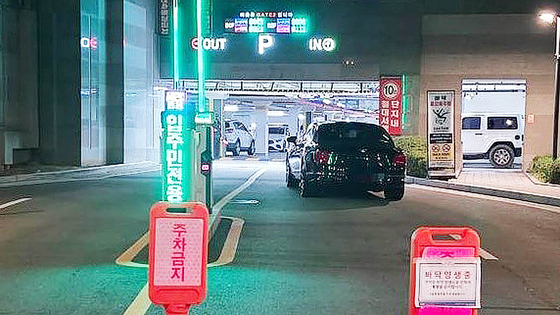 4일 밤 경기 김포의 한 아파트 주차장 입구를 막은 벤틀리 차량. 온라인 커뮤니티 캡처