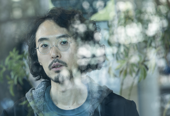 "존재의 소음을 최대한 증폭시켜보는 길과 존재의 소음을 최대한 잠재워보는 길. 나는 이 두 길을 모두 가보기로 한다." 시인은 지난 2023년 낸 시집 『하얀 사슴 연못』을 통해 이렇게 말했다. 그는 이번 시집은 "길이라고 생각 못한 엉뚱한 곳에서 발견한 기쁨"과 같다고 했다. 권혁재 사진전문기자