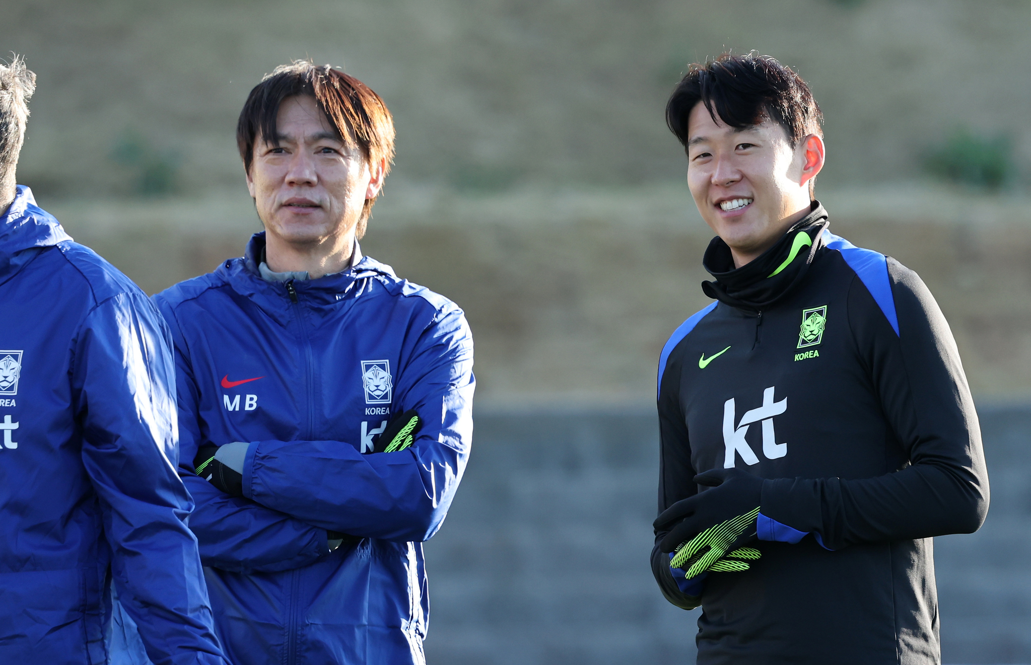 10일 충남 천안 대한민국축구종합센터에서 축구대표팀 홍명보 감독(오른쪽)과 손흥민이 대화하고 있다. 연합뉴스