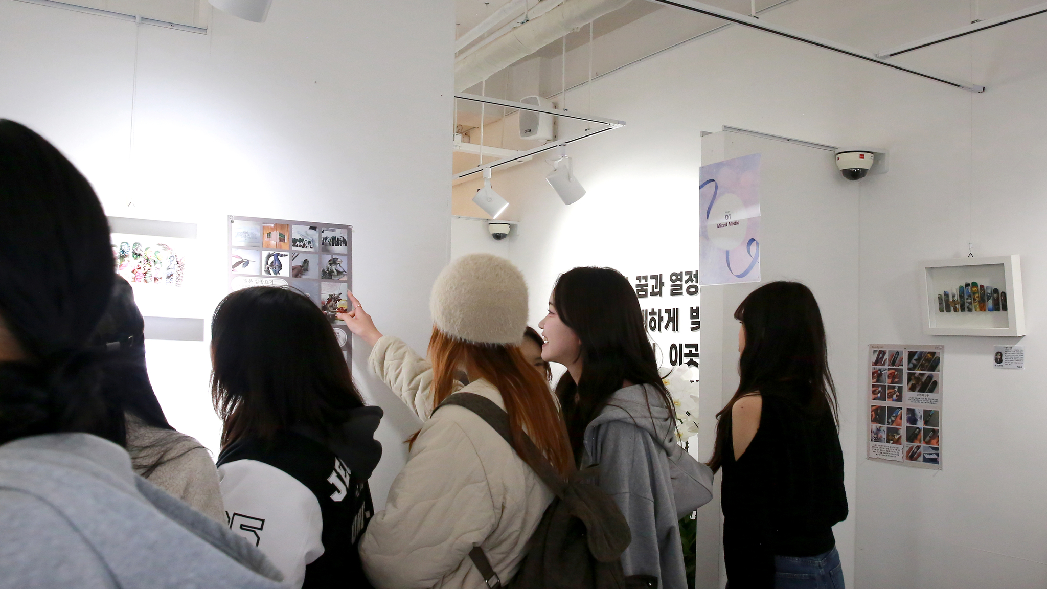 ▲정화예술대학교 뷰티네일전공의 전공 10주년 기념전 ‘2025 졸업작품전 넘버 10(№10)’이 열리고 있다.