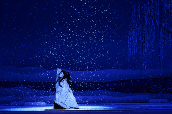 일본 영화 '국보'는 가부키 무대에서 여성 역할을 맡는 남자 배우, 온나가타의 삶과 예술혼을 그린 작품이다. 사진 NEW                