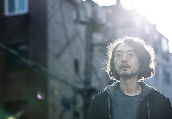 그는 "산다는 게 뭘까, 존재한다는 게 뭘까. 이런 거창하면서도 별 얘기 아닌 질문을 늘 던진다"고 했다. "답을 구하려는 건 아니고 더 많이 물으려는 것 같아요." 권혁재 사진전문기자