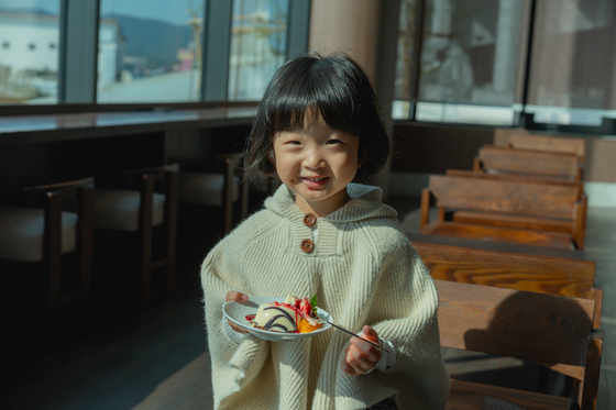 소노캄 경주에서 ‘월명케이크’를 맛보는 어린이. 한국-캐나다 정상 오찬에 오른 디저트다.