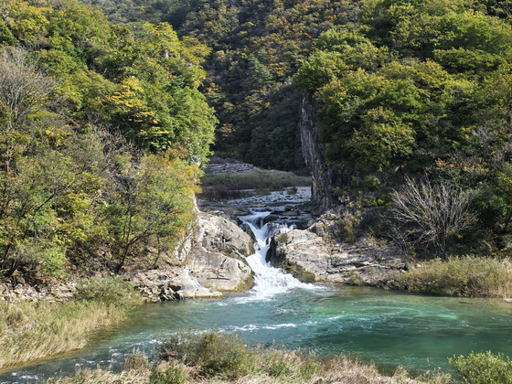 정선 미리내폭포. 벼랑과 폭포가 어우러진 풍경이 와인잔을 닮았다.  