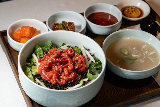 육회비빔밥 1만9000원-다카이치 일본 총리가 룸서비스로 즐긴 라한셀렉트 경주의 육회비빔밥.