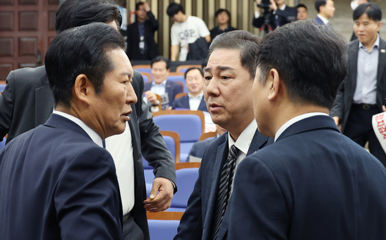 정청래 민주당 대표와 김병기 원내대표가 13일 국회에서 열린 의원총회 도중에 대화하고 있다. 임현동 기자