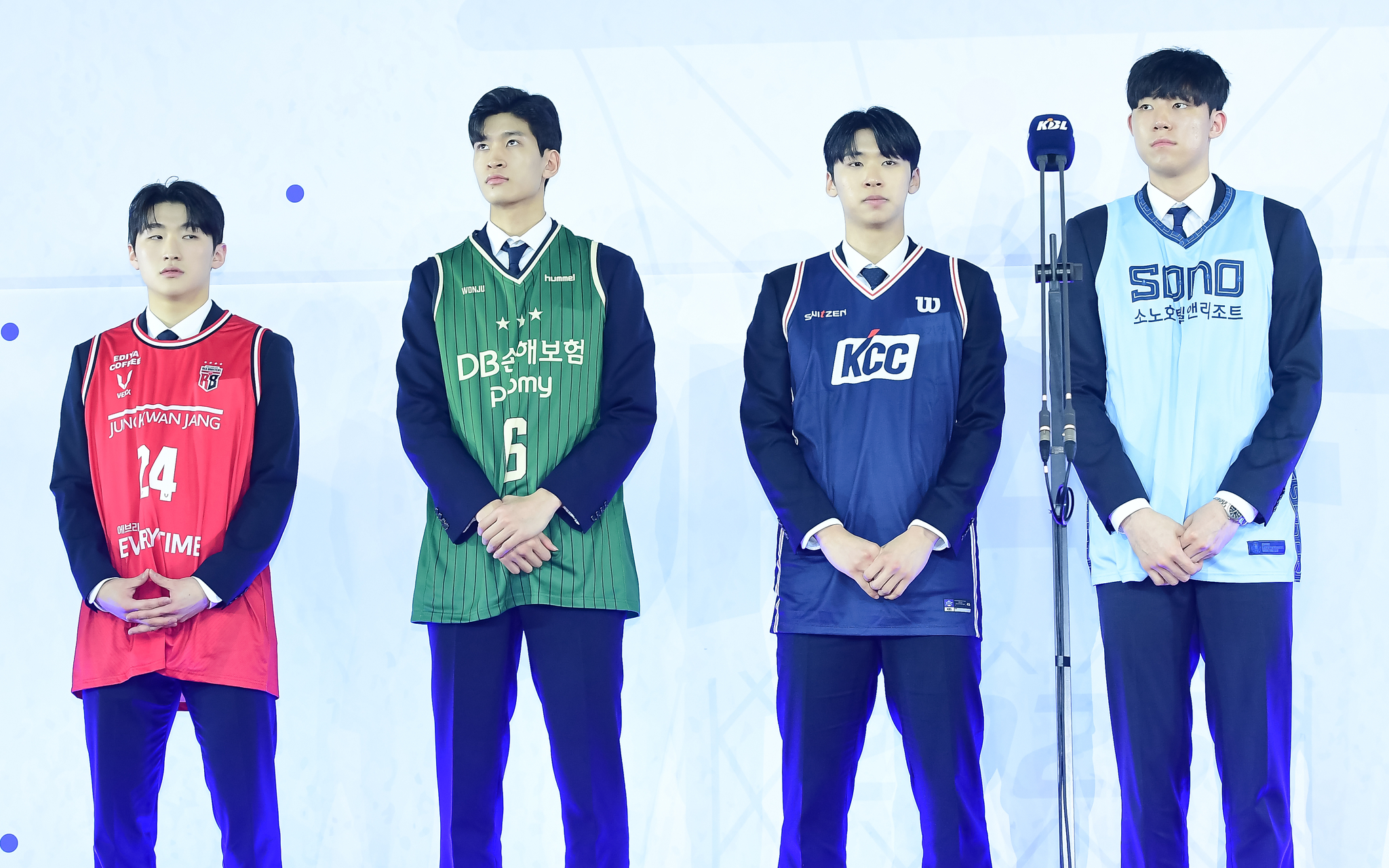 2025 KBL 신인선수 드래프트에서 전체 1순위로 정관장에 지명된 문유현(왼쪽부터), 2순위로 DB에 지명된 이유진, 3순위로 KCC에 지명된 윤기찬, 4순위로 소노에 지명된 강지훈. [사진 KBL]