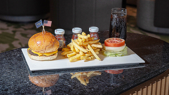 트럼프 치즈버거 세트 3만5000원-트럼프 미국 대통령을 위해 맞춤 제작한 힐튼 경주의 ‘트럼프 치즈버거 세트’.