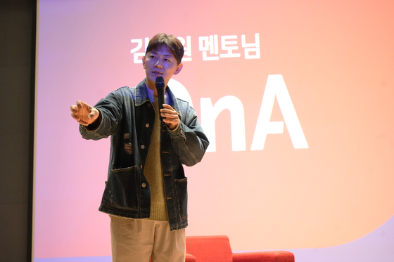 축구 산업의 미래를 책임질 젊은 세대를 육성하기 위해 대한축구협회 축구사랑나눔재단이 운영하는 드림 KFA 멘토FC가 올 시즌 일정을 마쳤다. 3회차 멘토로 나선 김태원 이노레드 대표. 사진 축구사랑나눔재단