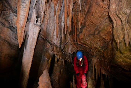 백룡동굴. 인공시설물이 없어 기고 쭈그리고 하면서 탐사해야 한다. 촬영이 금지돼 있지만, 사전에 허락을 받았다. 