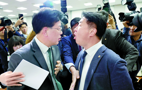 송언석 국민의힘 원내대표(왼쪽)와 이기헌 더불어민주당 의원이 지난 6일 국회에서 열린 운영위원회의 대통령비서실 등 국정감사에서 여야 설전으로 정회된 직후 충돌하고 있다. 임현동 기자