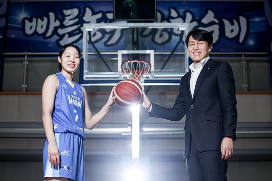 여자프로농구 아산 우리은행의 위성우(오른쪽) 감독과 이민지. 팀의 객관적 전력은 열세지만 두 사람은 이변을 꿈꾸고 있다. 김경록 기자 