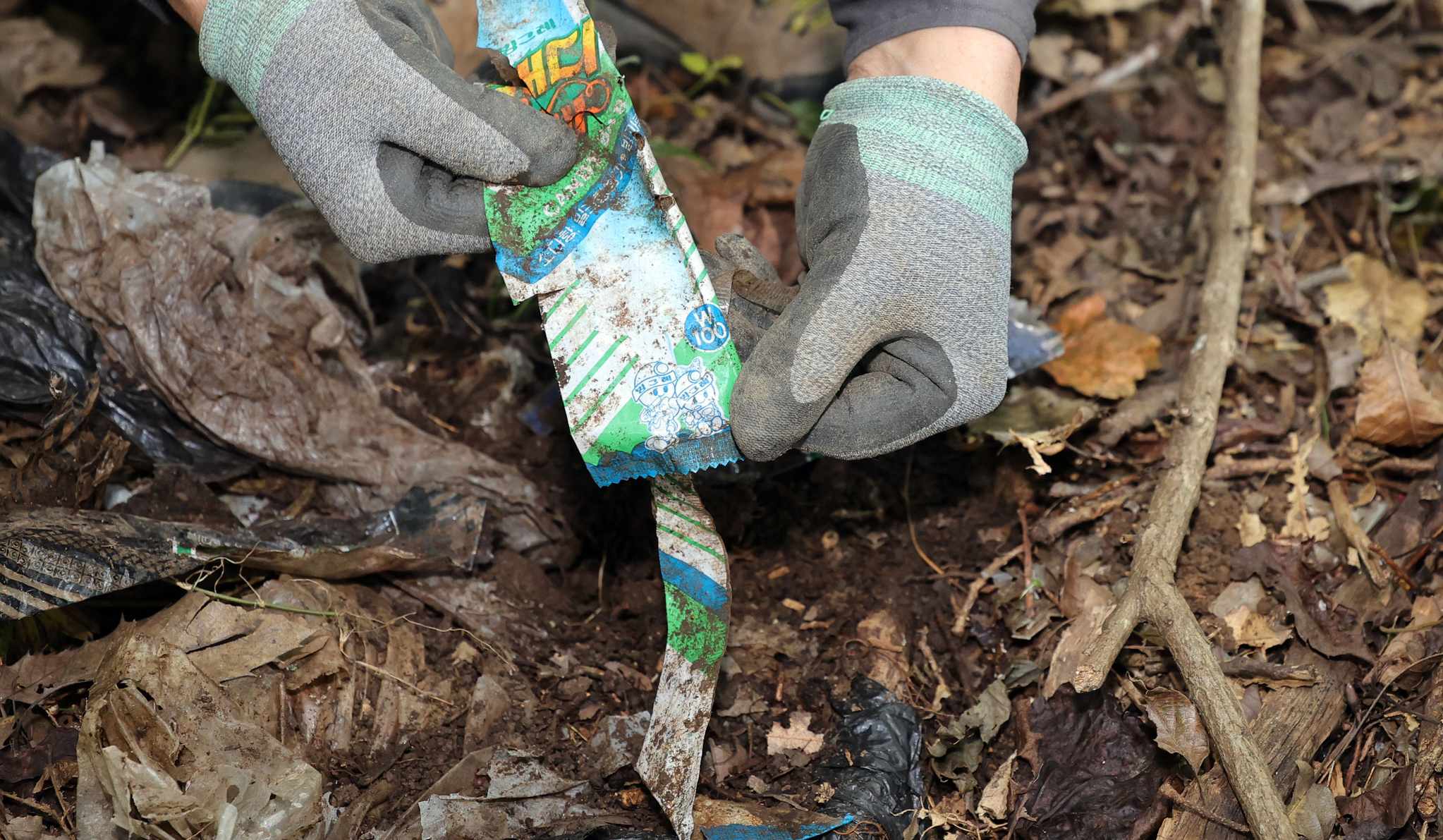 이이교 관장이 지난달 23일 석모도 폐가 인근에서 수거한 하드 껍질. 100원으로 인쇄되어 있고 요즘은 어디에나 있는 바코드도 없다. 강정현 기자