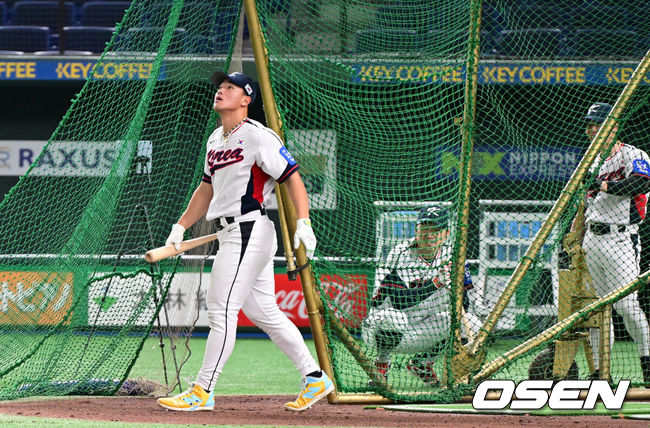 [OSEN=도쿄(일본), 조은정 기자]류지현 감독이 이끄는 대한민국 야구 대표팀이 14일 일본 도쿄돔에서 월드베이스볼클래식(WBC) 대비 한일 평가전을 앞두고 훈련을 가졌다. 한국 대표팀은 14일일 훈련을 하고 15일과 16일 일본과 두 차례 평가전을 치른다.안현민이 도쿄돔 천장을 바라보고 있다. 2025.11.14 /cej@osen.co.kr