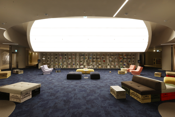 지하1층 힙플레이스는 그림책 원화 및 책 전시와 매거진을 열람할 수 있는 라운지로 조성돼 있다. 사진 경기도서관