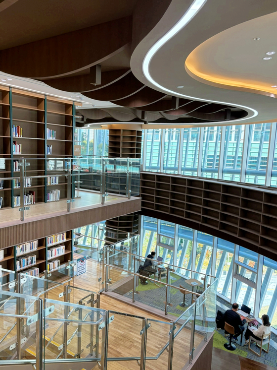 경기도서관은 책뿐만 아니라 다양한 문화활동과 창의적인 휴식을 즐기는 '공공의 리빙룸'을 지향한다. 사진 이소진 기자.