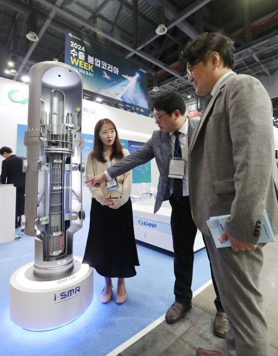 경기도 고양시 킨텍스에서 열린 수출상담회를 찾은 관람객들이 한국수력원자력 부스에서 초소형 모듈 원전 SMR모형을 살펴보고 있다. 뉴스1